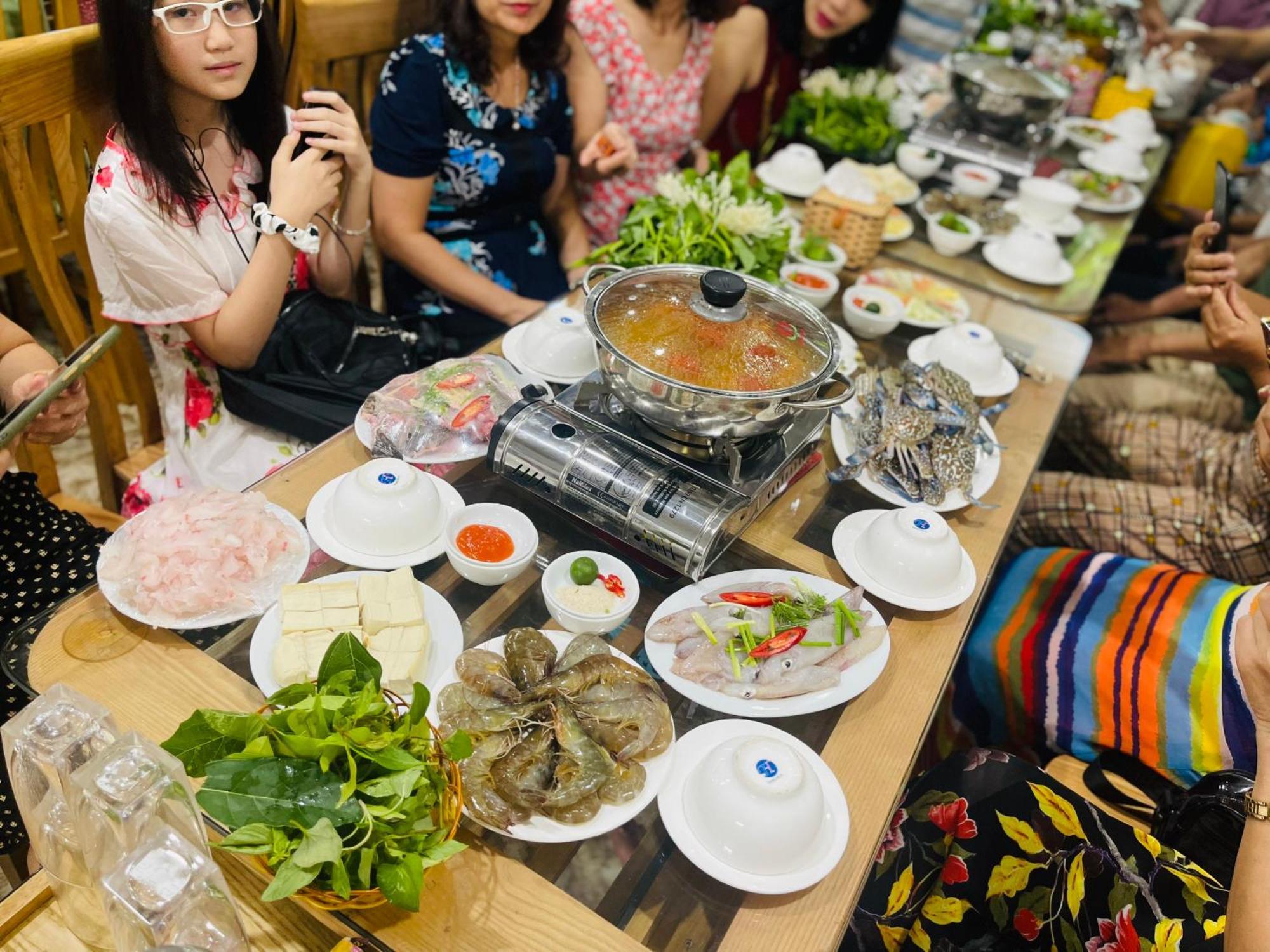 Phuong Dong Hotel Dong Khe Sau Esterno foto