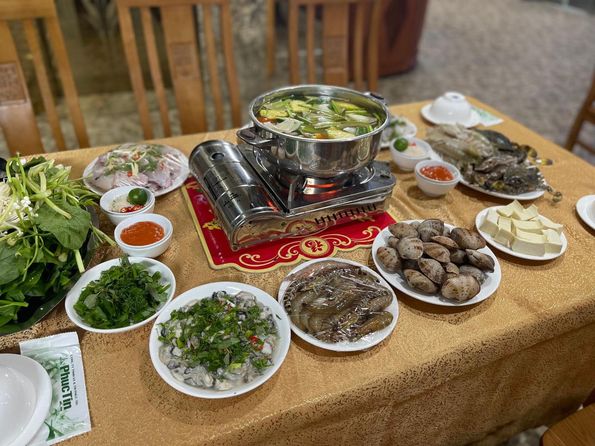 Phuong Dong Hotel Dong Khe Sau Esterno foto